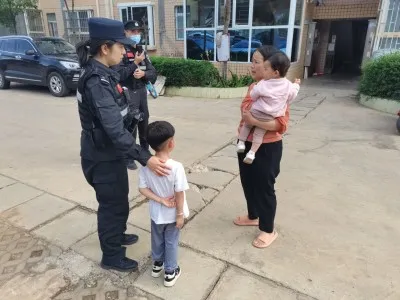 四岁小孩独自“逛马路” 特警暖心帮其找家属