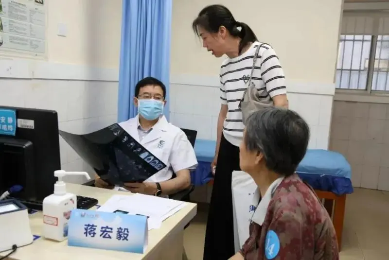 省级专家“组团”把优质诊疗服务送到湘潭人“家门口” 省级专家“组团”把优质诊疗服务送到湘潭人“家门口”