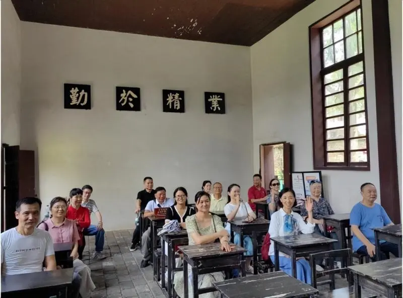 寻根百年名校，赓续教育本心 ——湘潭市二中离退休支部主题党日活动暨“美在金秋、银发出彩”离退休支部党建活动