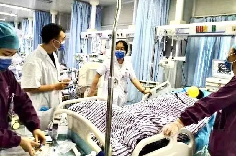 人医卒中团队:精准“拆弹”与“架桥” 为脑血管疾病患者保驾护航 人医卒中团队:精准“拆弹”与“架桥” 为脑血管疾病患者保驾护航