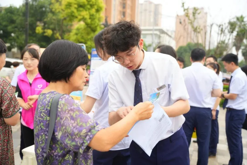 成都银行邛崃凤凰大道支行携手文君街道顺河社区 共筑反诈防线 守护幸福家 成都银行邛崃凤凰大道支行携手文君街道顺河社区 共筑反诈防线 守护幸福家