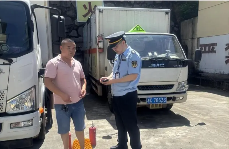 “隐患清零”进行中,湘潭交通执法部门开展危运车辆回场安全抽检 “隐患清零”进行中,湘潭交通执法部门开展危运车辆回场安全抽检