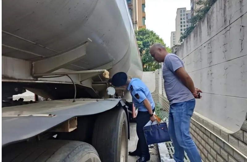 “隐患清零”进行中,湘潭交通执法部门开展危运车辆回场安全抽检 “隐患清零”进行中,湘潭交通执法部门开展危运车辆回场安全抽检