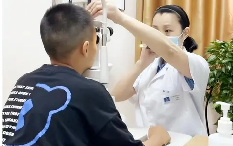 近视成运动“拦路虎”，“足球少年”只能放弃足球吗？