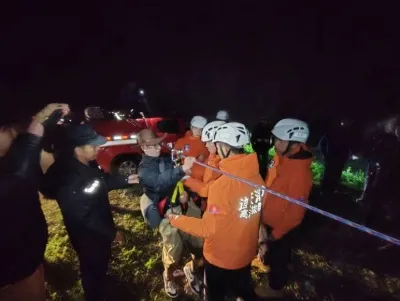 云南迪庆:5 名驴友被困九子海景区 迪庆消防横渡激流救援