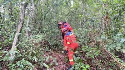 云南沧源:老人上山游玩被困 消防紧急救援