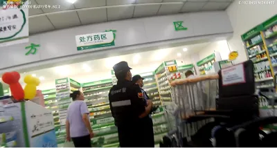 老人旅游在外买药遇困难 特警暖心帮助解民忧