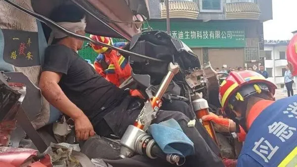 红河泸西:货车追尾半挂车导致副驾驶人员被困,消防紧急救援