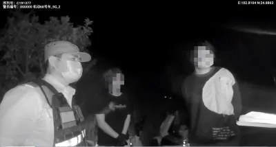 男子独自在天桥上喝酒,特警及时救助进行普法宣传