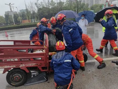 三轮车撞上大挂车 保山消防快速救援