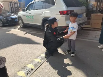 四岁小孩独自“逛马路” 特警暖心帮其找家属