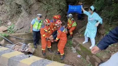 云南楚雄禄丰:雪上加霜 电车男子翻出隔离栏掉进落水洞