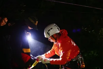 云南迪庆:5 名驴友被困九子海景区 迪庆消防横渡激流救援