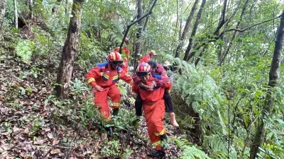 云南沧源:老人上山游玩被困 消防紧急救援