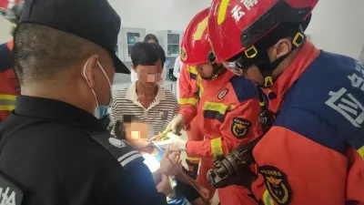 云南保山:1米长钢筋插入男孩嘴巴 消防紧急救援