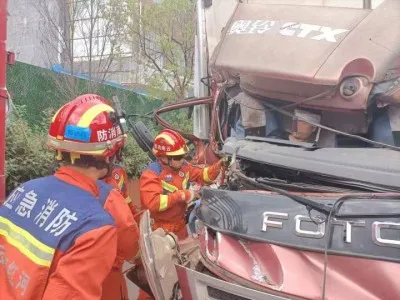 红河泸西:货车追尾半挂车导致副驾驶人员被困,消防紧急救援