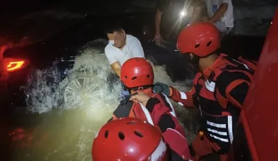 红河元阳:山洪突发4人被困,消防紧急救援