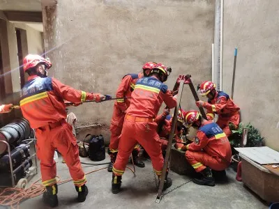 大营街:老人不慎坠井 消防紧急救援