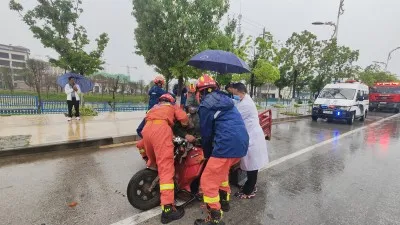 三轮车撞上大挂车 保山消防快速救援