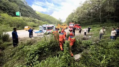 小货车侧翻 消防紧急救援被困群众