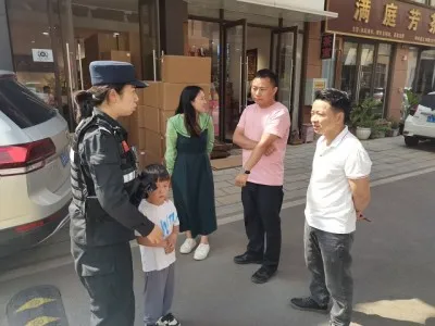 四岁小孩独自“逛马路” 特警暖心帮其找家属