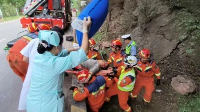云南楚雄禄丰:雪上加霜 电车男子翻出隔离栏掉进落水洞