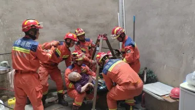 大营街:老人不慎坠井 消防紧急救援