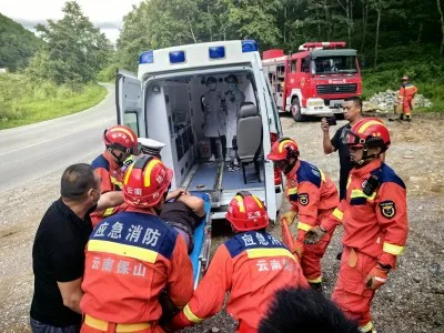 小货车侧翻 消防紧急救援被困群众
