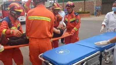 红河泸西:货车追尾半挂车导致副驾驶人员被困,消防紧急救援