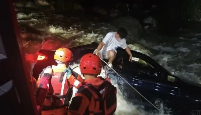 红河元阳:山洪突发4人被困,消防紧急救援