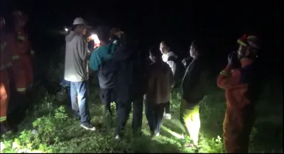 云南蒙自：9名驴友被困深山 消防紧急救援