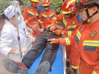 红河泸西:货车追尾半挂车导致副驾驶人员被困,消防紧急救援