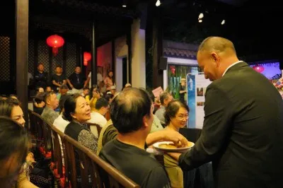 小草坝集团“出昭纪”新品成功发布:艺术与美食的华丽邂逅