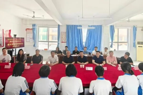 磁县关工委走进申庄中学举行家庭困难学生救助金发放仪式