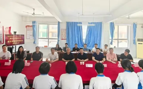 磁县关工委走进申庄中学举行家庭困难学生救助金发放仪式