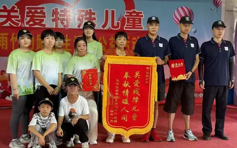残疾爱心人士 接近传递爱心