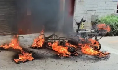 云南曲靖:电动自行车发生自燃,周边停放车辆受损严重