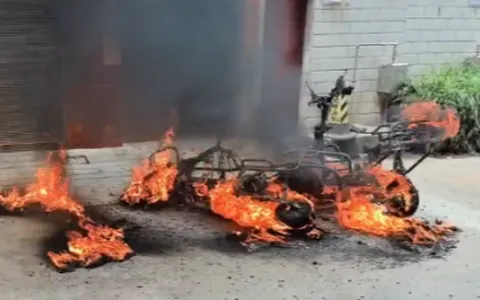 云南曲靖：电动自行车发生自燃，周边停放车辆受损严重