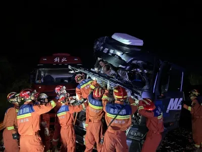 京昆高速两挂车相撞一驾驶员夫妻双双被困 武定消防紧急救援