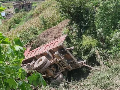 富宁:车辆侧翻 消防紧急出动