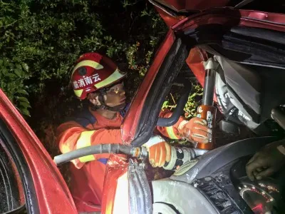 红河泸西：货车失控冲出路面1人被困 消防紧急救援
