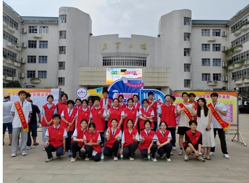 以“心”迎新,共赴新程——湘潭市第一中学开展2024级迎新志愿服务活动 以“心”迎新,共赴新程——湘潭市第一中学开展2024级迎新志愿服务活动