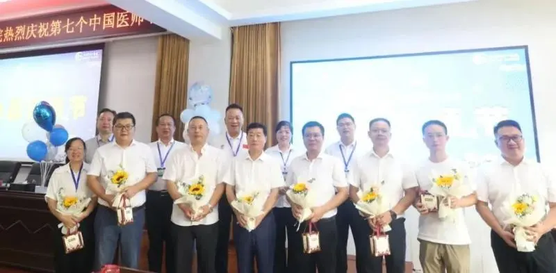 仪式感满满!解锁医师节的N种打开方式→ 仪式感满满!解锁医师节的N种打开方式→