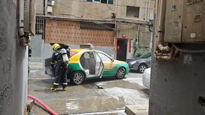 云南曲靖:电动自行车发生自燃,周边停放车辆受损严重