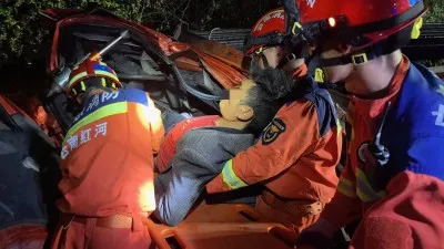 红河泸西：货车失控冲出路面1人被困 消防紧急救援