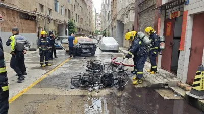 云南曲靖:电动自行车发生自燃,周边停放车辆受损严重