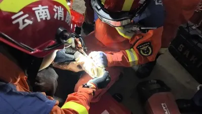 文山马关:处置一起老人手被卡下水管道事故
