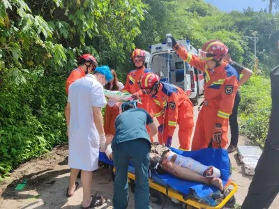 富宁:车辆侧翻 消防紧急出动