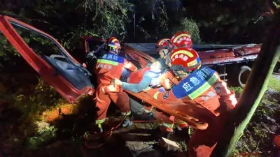 红河泸西：货车失控冲出路面1人被困 消防紧急救援