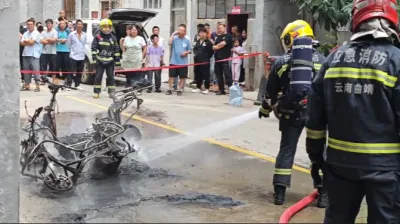 云南曲靖:电动自行车发生自燃,周边停放车辆受损严重